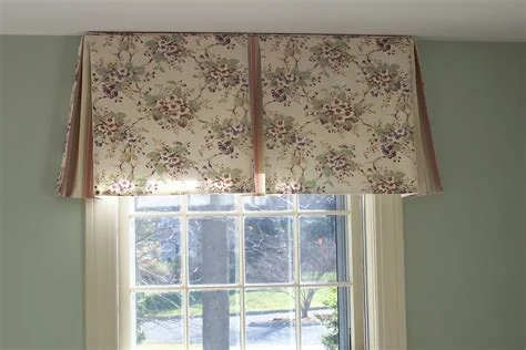 Box pleat valance with contrast trim