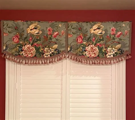 Scalloped valance with contrast trim